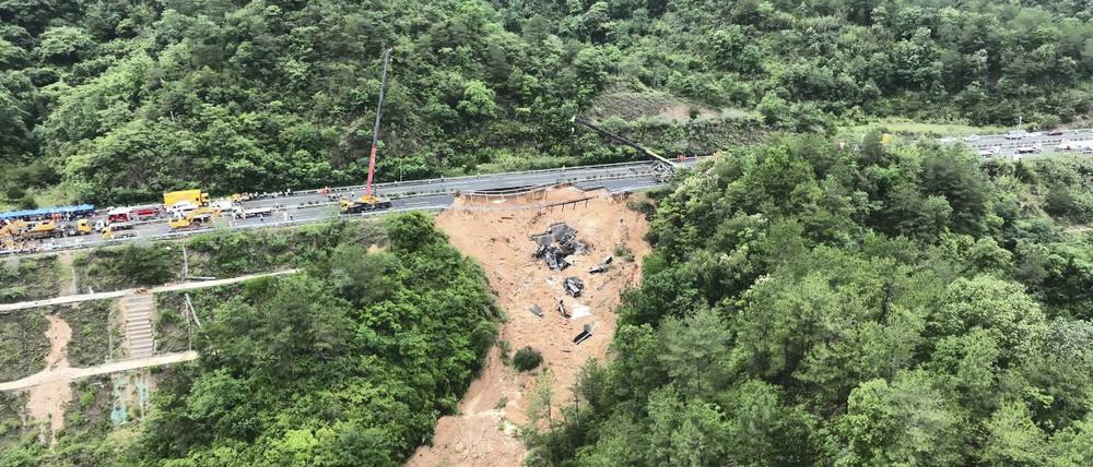 Verschüttete Pkw sind in den Schlammmassen in der Provinz Guangdong in China zu sehen.