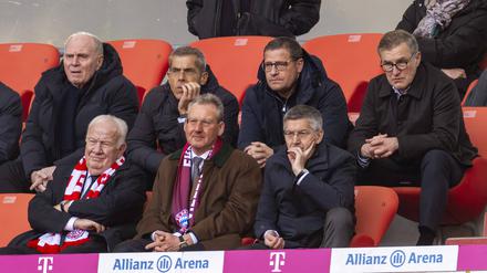Bedröppelte Führungsriege des FC Bayern: Ehrenpräsident Uli Hoeneß, Geschäftsführer Michael Diederich, Sportvorstand Max Eberl, Vorstandsvorsitzender Jan-Christian Dreesen (hinten v.l.), die Vizepräsidenten Walter Mennekes und Dieter Mayer, Präsident Herbert Hainer (vorne v.l.).