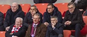 Bedröppelte Führungsriege des FC Bayern: Ehrenpräsident Uli Hoeneß, Geschäftsführer Michael Diederich, Sportvorstand Max Eberl, Vorstandsvorsitzender Jan-Christian Dreesen (hinten v.l.), die Vizepräsidenten Walter Mennekes und Dieter Mayer, Präsident Herbert Hainer (vorne v.l.).