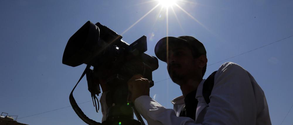 Kameramann dreht im Sonnenschein