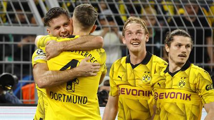 Niclas Füllkrug (l.) lässt sich für seinen Treffer zum 1:0 beglückwünschen.