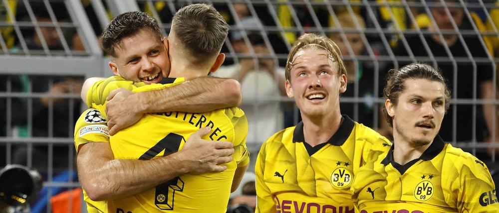 Niclas Füllkrug (l.) lässt sich für seinen Treffer zum 1:0 beglückwünschen.