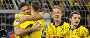 Niclas Füllkrug (l.) lässt sich für seinen Treffer zum 1:0 beglückwünschen.