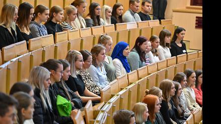 Junge Lehramtsstudentinnen und -studenten sitzen in einer Aula (Symbolbild)