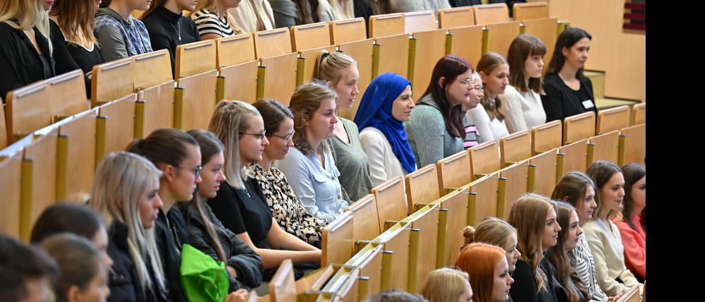Die neuen Studenten für das «Lehramt Primarstufe» an der Brandenburgischen Technischen Universität Cottbus-Senftenberg (BTU) sitzen zur Begrüßung in einem Hörsaal.