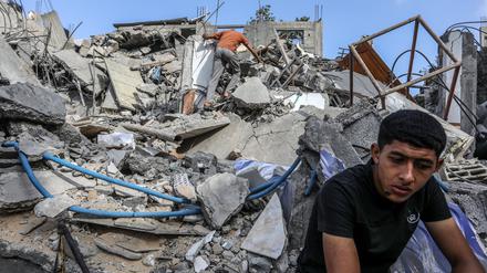 Palästinenser inspizieren die massive Zerstörung des Hauses einer Familie nach der Bombardierung durch israelische Kampfflugzeuge.