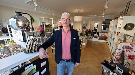 Jens Freudenberg in seinem Geschäft „Caps“ mit „Creative Art & Potsdam Style“. 