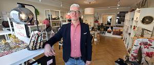 Jens Freudenberg in seinem Geschäft „Caps“ mit „Creative Art & Potsdam Style“. 