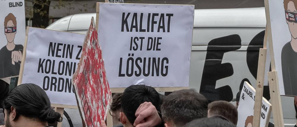 Kalifat-Demo auf dem Steindamm in Hamburg; Polizei mit einem Großaufgebot vor Ort.