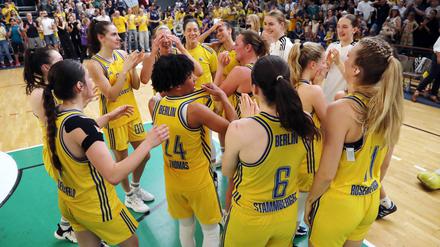 Sie haben es geschafft. Alba Berlin feierte am Mittwoch in der Sömmeringhalle die deutsche Meisterschaft.