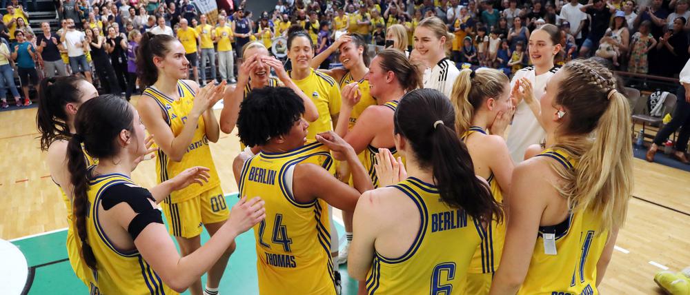 Sie haben es geschafft. Alba Berlin feierte am Mittwoch in der Sömmeringhalle die deutsche Meisterschaft.