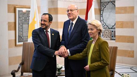 Libanons Premierminister Najib Mikati (Mitte) posiert für ein Foto mit der Präsidentin der Europäischen Kommission, Ursula von der Leyen, und dem zypriotischen Präsidenten Nikos Christodoulides im Regierungssitz in Beirut am 2. Mai 2024. 
