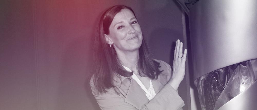 Filmakademie-Präsidentin Alexandra Maria Lara neben der goldenen Lola, die beim Deutschen Filmpreis am Freitag in Berlin verliehen wird.