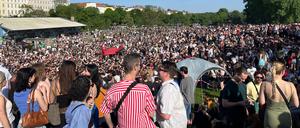 Voll, voller, Görli: Der Görlitzer Park in Kreuzberg am 1. Mai 2024. 