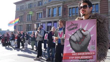 Unterstützer des Tuntenhauses demonstrieren Mitte April vor dem Berliner Abgeordnetenhaus für den kommunalen Vorkauf.