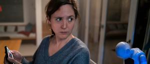 Was geht hier vor sich? Emma (Emily Cox) ist allein zu Hause, als die Technik im Smart Home der Turguts verrückt spielt. 