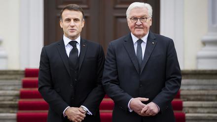 Bundespräsident Frank-Walter Steinmeier (r.) begrüßt Emmanuel Macron, Präsident von Frankreich, vor einem Gespräch am Schloss Bellevue.