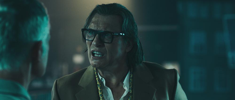 Gregor Samsa (Oliver Masucci), der „beste Regisseur des Landes“, verzweifelt an der deutschen Filmbranche.