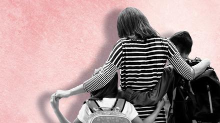 Frau mit zwei Kindern, Rückansicht.