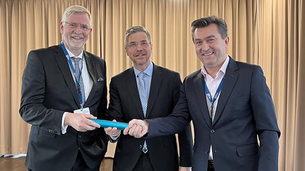 Symbolischer Staffelstab: Hans-Ulrich Schmidt (l.) übergibt die Leitung des Klinikums an Tomislav Gmajnic (r.) - in der Mitte Oberbürgermeister Mike Schubert (SPD).