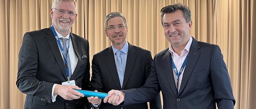 Symbolischer Staffelstab: Hans-Ulrich Schmidt (l.) übergibt die Leitung des Klinikums an Tomislav Gmajnic (r.) - in der Mitte Oberbürgermeister Mike Schubert (SPD).
