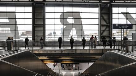 Fahrgäste stehen im Berliner Bahnhof Ostkreuz.