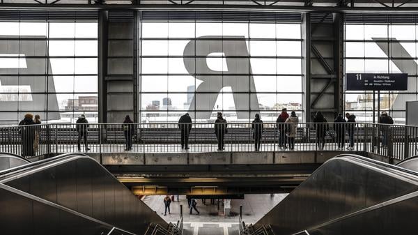 Fahrgäste stehen im Berliner Bahnhof Ostkreuz.
