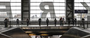 Fahrgäste stehen im Berliner Bahnhof Ostkreuz.