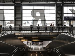 Fahrgäste stehen im Berliner Bahnhof Ostkreuz.