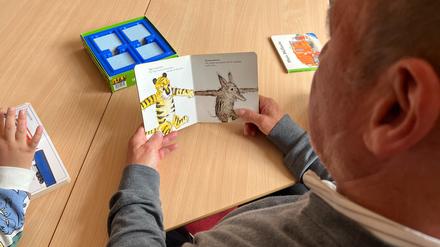 Vorlesen und zusammen Spielen gehört zum Projekt dazu. 