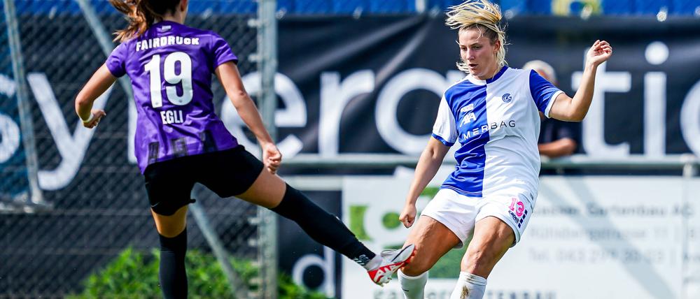 Leandra Flury (in blau-weiß) steht bei den Grasshoppers Zürich unter Vertrag.