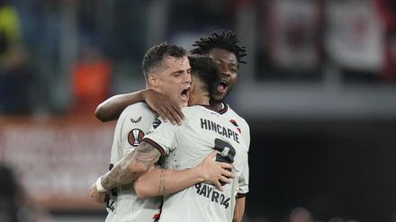 02.05.2024, Italien, Rom: Fußball: Europa League, AS Rom - Bayer Leverkusen, K.o.-Runde, Halbfinale, Hinspiele, im Stadio Olimpico di Roma. Leverkusens Granit Xhaka (l) feiert mit seinen Teamkollegen. Foto: Alessandra Tarantino/AP +++ dpa-Bildfunk +++