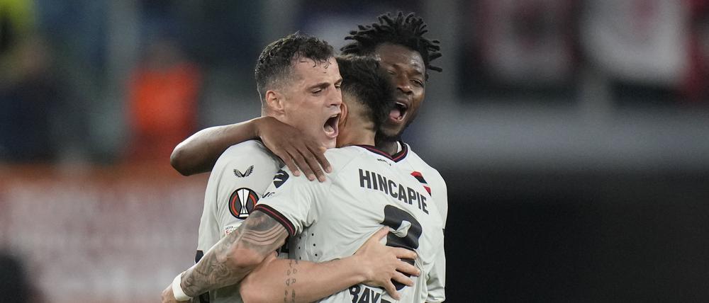 02.05.2024, Italien, Rom: Fußball: Europa League, AS Rom - Bayer Leverkusen, K.o.-Runde, Halbfinale, Hinspiele, im Stadio Olimpico di Roma. Leverkusens Granit Xhaka (l) feiert mit seinen Teamkollegen. Foto: Alessandra Tarantino/AP +++ dpa-Bildfunk +++
