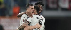 02.05.2024, Italien, Rom: Fußball: Europa League, AS Rom - Bayer Leverkusen, K.o.-Runde, Halbfinale, Hinspiele, im Stadio Olimpico di Roma. Leverkusens Granit Xhaka (l) feiert mit seinen Teamkollegen. Foto: Alessandra Tarantino/AP +++ dpa-Bildfunk +++