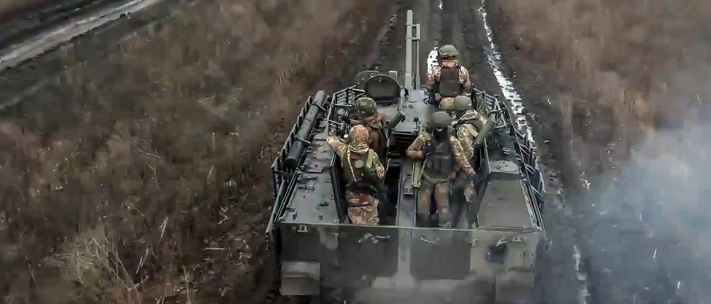 Auf diesem Foto, das vom Pressedienst des russischen Verteidigungsministeriums am Samstag, den 13. April 2024, veröffentlicht wurde, fahren Soldaten der russischen Armee mit ihrem gepanzerten Fahrzeug in Stellung und feuern auf ukrainische Stellungen an einem nicht näher bezeichneten Ort in der Ukraine 