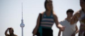 Menschen gehen bei Sonnenschein durch Berlin