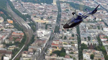 Ein Hubschrauber der Bundespolizei fliegt über Berlin. (Symbolbild)