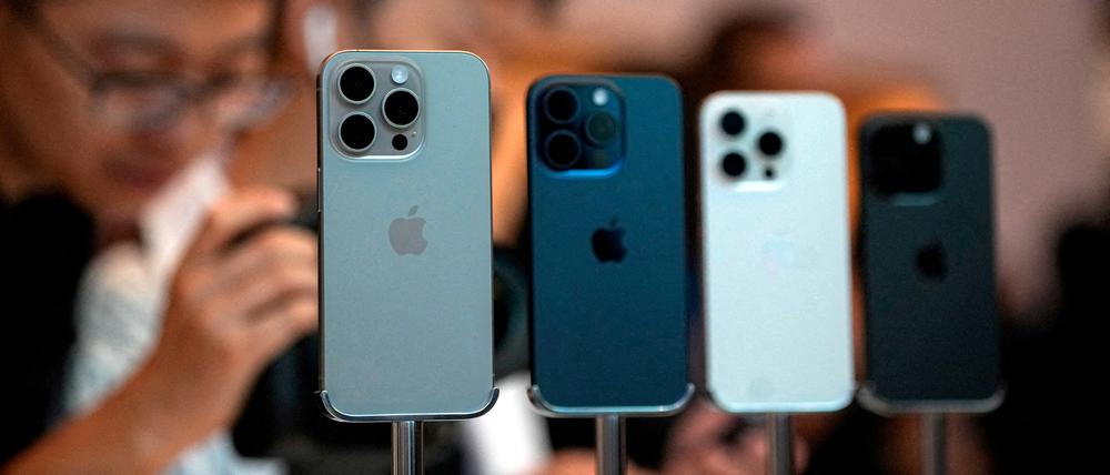 FILE PHOTO: People look at the new iPhone 15 Pro as Apple's new iPhone 15 officially goes on sale across China at an Apple store in Shanghai, China September 22, 2023. REUTERS/Aly Song/File Photo/File Photo