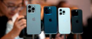 FILE PHOTO: People look at the new iPhone 15 Pro as Apple's new iPhone 15 officially goes on sale across China at an Apple store in Shanghai, China September 22, 2023. REUTERS/Aly Song/File Photo/File Photo