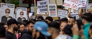 Kalifat statt Kolonialismus: Teilnehmer einer Islamisten-Demo halten Plakate in die Höhe.