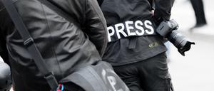 Bei Demonstrationen in Berlin-Mitte und Kreuzberg wurde am Montag ein Journalist angegriffen und verletzt.