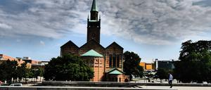 Die Sankt-Matthäus-Kirche ragt aus der Nachkriegsbebauung hervor wie ein Fremdkörper.