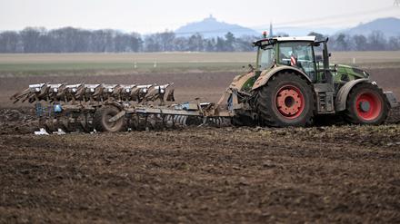 ARCHIV - 15.03.2022, Thüringen, Gotha: Ein Traktor zieht einen Pflug über ein Feld nahe Gotha. (Zu dpa «Thüringen verliert mehr als 100 Agrarbetriebe binnen drei Jahren») (zu dpa: «Thüringen verliert mehr als 100 Agrarbetriebe binnen drei Jahren») Foto: Martin Schutt/dpa-Zentralbild/dpa +++ dpa-Bildfunk +++