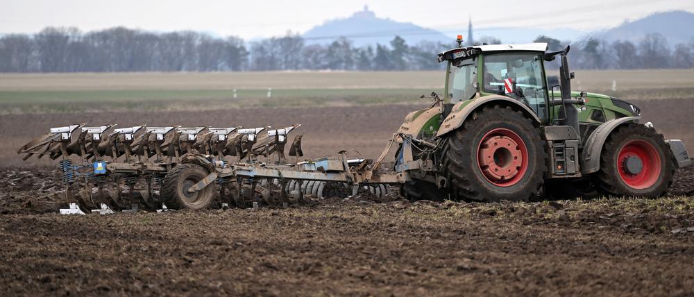 ARCHIV - 15.03.2022, Thüringen, Gotha: Ein Traktor zieht einen Pflug über ein Feld nahe Gotha. (Zu dpa «Thüringen verliert mehr als 100 Agrarbetriebe binnen drei Jahren») (zu dpa: «Thüringen verliert mehr als 100 Agrarbetriebe binnen drei Jahren») Foto: Martin Schutt/dpa-Zentralbild/dpa +++ dpa-Bildfunk +++
