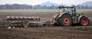 ARCHIV - 15.03.2022, Thüringen, Gotha: Ein Traktor zieht einen Pflug über ein Feld nahe Gotha. (Zu dpa «Thüringen verliert mehr als 100 Agrarbetriebe binnen drei Jahren») (zu dpa: «Thüringen verliert mehr als 100 Agrarbetriebe binnen drei Jahren») Foto: Martin Schutt/dpa-Zentralbild/dpa +++ dpa-Bildfunk +++