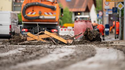 Nach dem Unwetter am Donnerstagabend in Bisingen (Zollernalbkreis) liegen noch immer Äste und Schlamm auf den Straßen. Die Aufräumarbeiten dauern an.