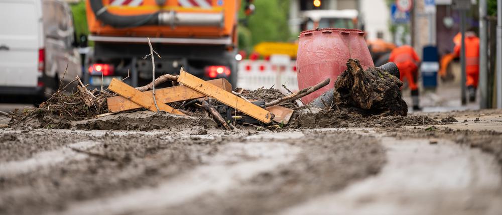 Nach dem Unwetter am Donnerstagabend in Bisingen (Zollernalbkreis) liegen noch immer Äste und Schlamm auf den Straßen. Die Aufräumarbeiten dauern an.