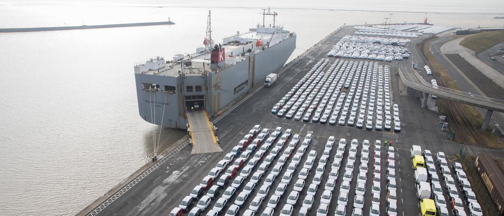 Fahrzeuge des Volkswagen Konzerns stehen im Hafen von Emden zur Verschiffung bereit.