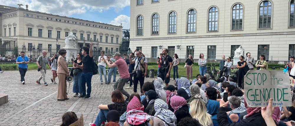 Propalästinensische Studierende der Humboldt-Universität zu Berlin haben sich zu einem Protest versammelt.