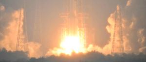 Eine Rakete vom Typ „Langer Marsch-5 Y8“ hob am Freitagnachmittag vom Weltraumbahnhof Wenchang auf der südchinesischen Tropeninsel Hainan ab.